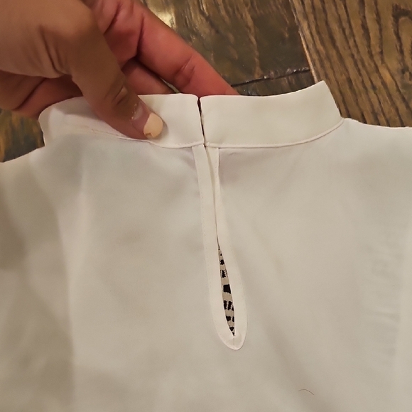 Elegant Cream Blouse with Lace Detail - Picture 7 of 8